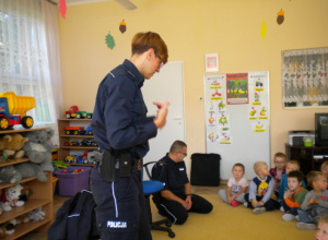 "Bezpieczny przedszkolak" - spotkanie edukacyjne dzieci z grupy III i IV z policjantami